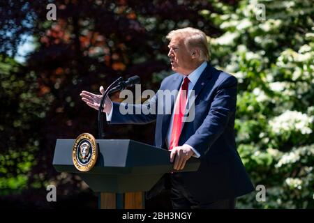 Washington, Stati Uniti d'America. 22 aprile 2020. Washington, Stati Uniti d'America. 22 aprile 2020. Il presidente degli Stati Uniti Donald Trump commenta durante una cerimonia di piantagione di alberi in onore della Terra e della Giornata dell'Arbor sul prato del Sud della Casa Bianca 22 aprile 2020 a Washington, DC. Credit: Andrea Hanks/White House Photo/Alamy Live News Foto Stock