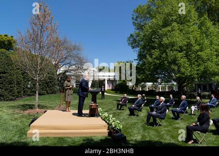 Washington, Stati Uniti d'America. 22 aprile 2020. Washington, Stati Uniti d'America. 22 aprile 2020. Il presidente degli Stati Uniti Donald Trump si rivolge alle osservazioni mentre First Lady Melania Trump guarda, durante una cerimonia di piantagione di alberi in onore della Terra e Arbor Day sul prato meridionale della Casa Bianca 22 aprile 2020 a Washington, DC. Credit: Andrea Hanks/White House Photo/Alamy Live News Foto Stock