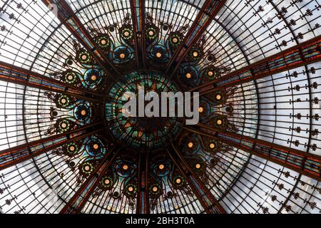 Parigi, Francia - Luglio 07 2017: Vetrate della cupola all'interno dell'edificio principale delle Galeries Lafayette. Foto Stock