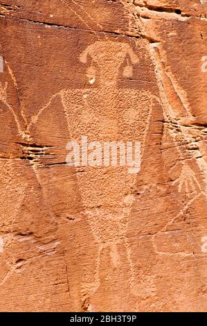 Un petroglifo guerriero su una roccia rossa Foto Stock