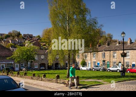 UK, Inghilterra, Cheshire, Bollington, High Street, case in pietra a schiera intorno all'ex Market Place Foto Stock