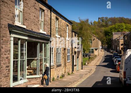 Regno Unito, Inghilterra, Cheshire, Bollington, High Street, clienti che cercano in vetrina Foto Stock