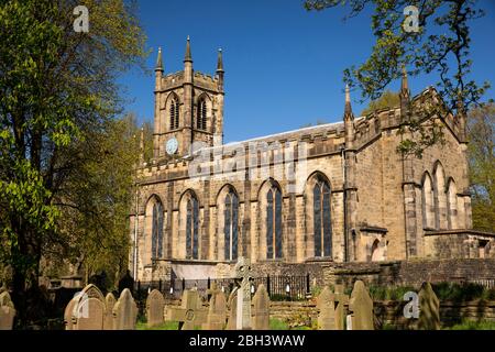 Regno Unito, Inghilterra, Cheshire, Bollington, Church Street, Chiesa di San Giovanni Battista ridondante Foto Stock