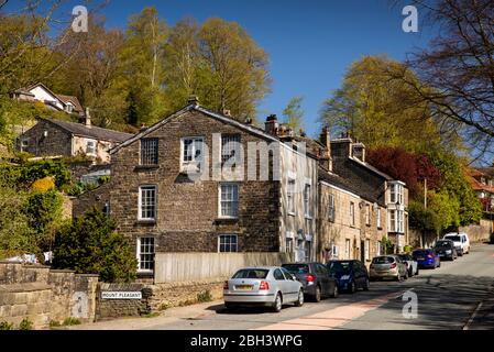 UK, Inghilterra, Cheshire, Bollington, Shrigley Road, case tradizionali costruite in pietra sulla strada per Pott Shrigley Foto Stock