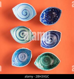 piastra in ceramica fatta a mano con piante e fiori Foto Stock