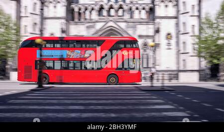 Trasporto per London Bus Going passa Royal Court of Justice in Motion. Foto Stock