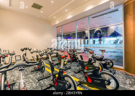 Sala per lezioni di spin cycle al Cascade Club di Bangkok, Thailandia. Foto Stock