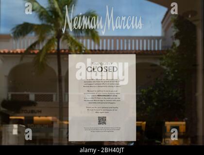 Palm Beach, Florida, Stati Uniti. 23 aprile 2020. Un cartello temporaneamente chiuso sulla porta d'ingresso del negozio Neiman Marcus su Worth Avenue. Solo le imprese essenziali sono state autorizzate a rimanere aperte durante la pandemia di coronavirus. Credit: Gregg Lovett/ZUMA Wire/Alamy Live News Foto Stock