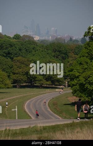 Londra, Regno Unito. Giovedì, 23 aprile, 2020. La gente che si gode uno dei giorni più caldi dell'anno a Richmond Park a Londra durante la crisi pandemica di blocco. Data foto: Giovedì 23 aprile 2020. Foto: Roger Garfield/Alamy Foto Stock