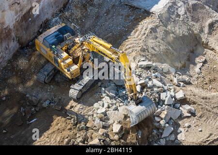 Vienna, Vienna: Escavatore che demolisce un edificio, a Vienna, Austria Foto Stock