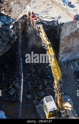 Wien, Vienna: Escavatore con pinze da demolizione che demolisce un edificio, a , Wien, Austria Foto Stock