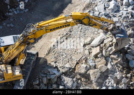 Vienna, Vienna: Escavatore che demolisce un edificio, a Vienna, Austria Foto Stock