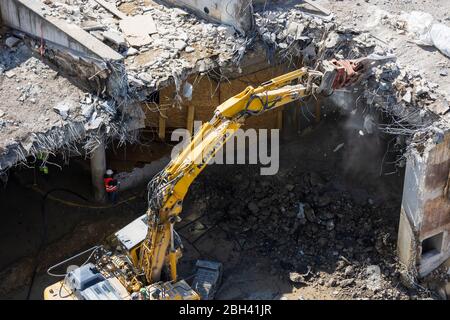 Wien, Vienna: Escavatore con pinze da demolizione che demolisce un edificio, a , Wien, Austria Foto Stock