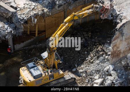 Wien, Vienna: Escavatore con pinze da demolizione che demolisce un edificio, a , Wien, Austria Foto Stock