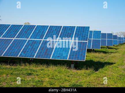 Centrale solare (stazione fotovoltaica) sul campo in Europa Foto Stock