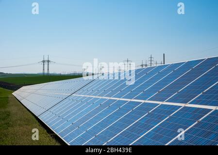 Centrale solare (stazione fotovoltaica) sul campo in Europa Foto Stock