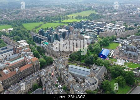 Vista aerea del drone del centro storico di Edimburgo Foto Stock