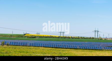 Centrale solare (stazione fotovoltaica) sul campo in Europa Foto Stock