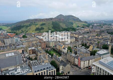 Vista aerea del drone del centro storico di Edimburgo Foto Stock
