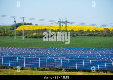 Centrale solare (stazione fotovoltaica) sul campo in Europa Foto Stock