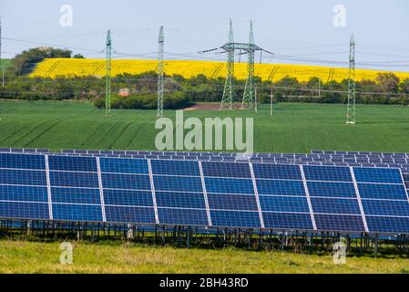 Centrale solare (stazione fotovoltaica) sul campo in Europa Foto Stock