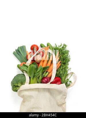 Verdure fresche in sacchetto di cotone. Consegna di cibo. Pomodoro, carote, insalata, cetrioli, broccoli Foto Stock