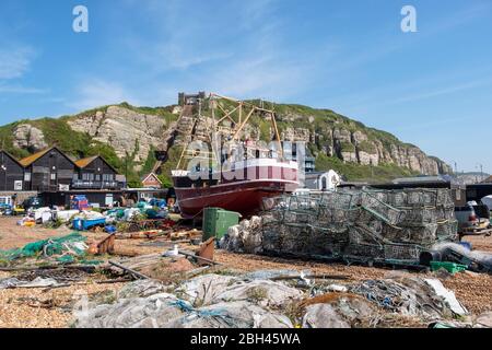 La barca da pesca Hastings è in fase di ristrutturazione sulla spiaggia di Old Town Stade a Rock-a-Nore, East Sussex, Regno Unito Foto Stock