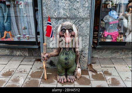 Oslo, Norvegia 26 luglio 2013: Una figura di pietra tirata in una strada a Oslo, Norvegia all'ingresso di un negozio. I troll sono personaggi malvagi del famoso Scandin Foto Stock