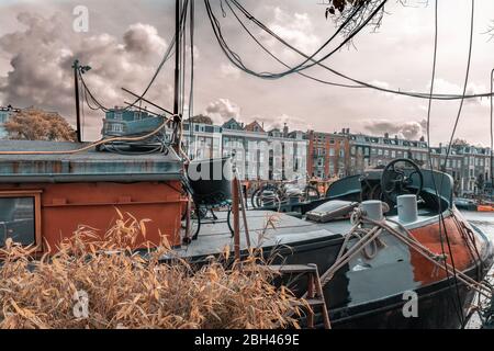 Nave nera olandese arancione ad Amsterdam con vista sulla città Foto Stock