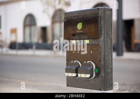 Cluj-Napoca, Romania - 15 aprile 2020 ; i primi caricabatterie pubblici sono montati nella città rumena di Cluj-Napoca Foto Stock