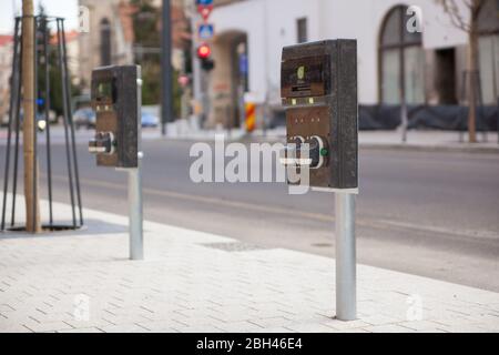 Cluj-Napoca, Romania - 15 aprile 2020 ; i primi caricabatterie pubblici sono montati nella città rumena di Cluj-Napoca Foto Stock