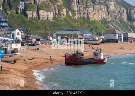 Hastings pesca barca atterra sul vecchio Stade della città a Rock-a-Nore, East Sussex, Regno Unito Foto Stock