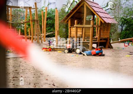 Berlino, Berlino, Germania. 23 aprile 2020. Un parco giochi vuoto con giocattoli per bambini può essere visto, pochi giorni prima che i parchi giochi di Berlino saranno gradualmente riaperti dal 30 aprile, i sindaci di tutti i dodici distretti di Berlino hanno concordato. Come molti altri luoghi pubblici, i parchi giochi sono stati chiusi a causa delle norme sulla distanza e l'igiene per contenere la pandemia corona. Credit: Jan Scheunert/ZUMA Wire/Alamy Live News Foto Stock