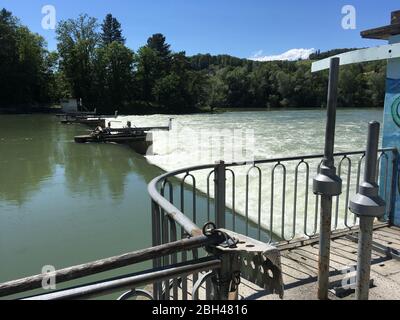 Il canale di Aare vicino alla stramoia è traboccato di acqua piovana verde in estate vicino alla città di Brugg, Svizzera. Foto Stock