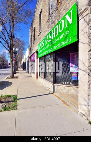 Chicago, Illinois, Stati Uniti. Solo due persone in lontananza abitano in una strada tutta ma deserta nel quartiere di Lake View sul lato nord di Chicago. Foto Stock