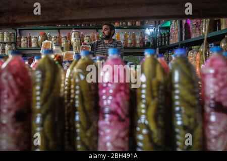 Città di Idlib, Siria. 23 aprile 2020. Un venditore siriano ordina i vasi di picchetti per la vendita al suo negozio in un mercato, mentre i musulmani acquistano per il cibo e le forniture alla vigilia del mese santo di digiuno dei musulmani del Ramadan. Credit: ANAS Alkharboutli/dpa/Alamy Live News Foto Stock