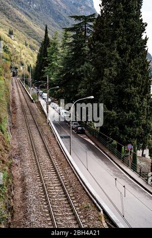 Ferrovia sul Lago di Como in Italia, vicino alla città di Varena Foto Stock