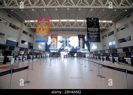 Bucarest. 23 aprile 2020. La foto scattata il 23 aprile 2020 mostra la sala delle partenze dell'Aeroporto Internazionale Henri Coanda in mezzo alla pandemia COVID-19 vicino Bucarest, Romania. La Romania ha segnalato 386 nuovi casi COVID-19 nelle ultime 24 ore, portando il numero totale di casi confermati a 10,096, ha dichiarato giovedì le autorità locali. Credit: Cristian Cristel/Xinhua/Alamy Live News Foto Stock