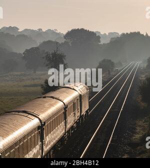 Alba al Castello di Beeston come locomotiva di classe 57 si dirige verso ovest con la Holyhead - Cardiff Gerald del Galles 'WAG express' Foto Stock