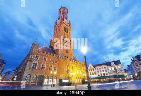 Campanile nel centro storico di Bruges a notte, Belgio. Foto Stock