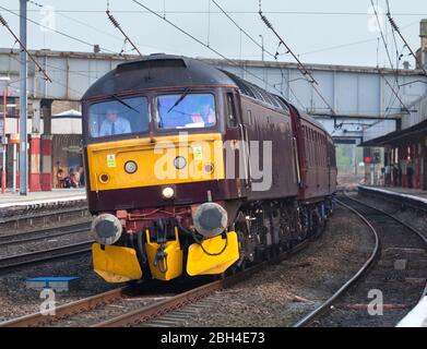 West Coast Railways classe 47 locomotiva diesel 47760 passando Lancaster con un treno di carrozze vuote. Foto Stock