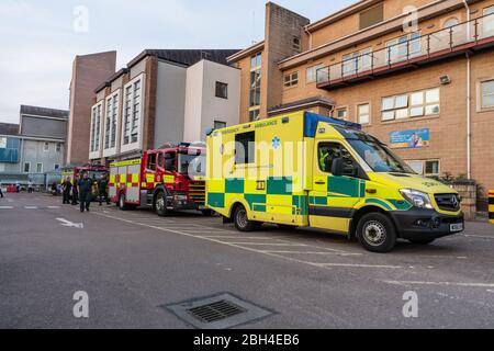 Clap per l'NHS al Cheltenham General Hospital durante la pandemia di coronavirus, Regno Unito. Foto Stock