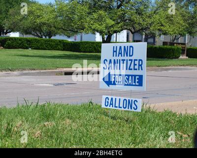 Igienizzatore a mano in 1 Gallon Jugs in un Dallas Industrial Park Foto Stock