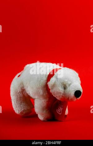 Atlanta, Georgia, USA 1 aprile 2020: Orso polare souvenir Coca-Cola isolato su sfondo rosso Foto Stock