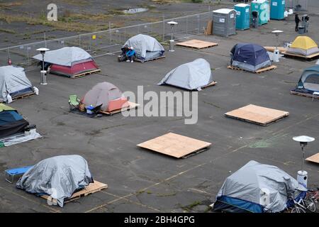 Portland, Stati Uniti. 23 aprile 2020. I senzatetto si accampano in un apposito rifugio temporaneo situato in un parcheggio su Southwest Water Avenue a Portland, Ore., il 23 aprile 2020. È il primo di tre rifugi all'aperto implementati dai funzionari della città per fornire un'alternativa più sicura ad essere sulle strade durante la pandemia. (Foto di Alex Milan Tracy/Sipa USA) Credit: Sipa USA/Alamy Live News Foto Stock