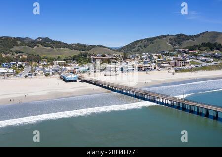 Vista aerea estiva sulla spiaggia e il molo di Avila Beach, California Foto Stock