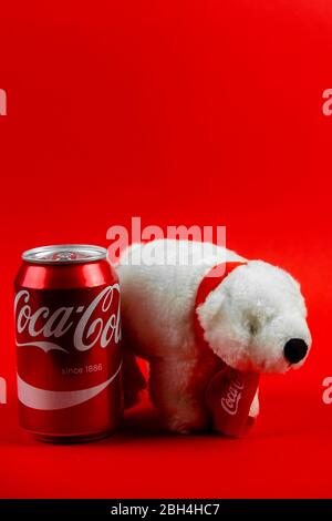 Atlanta, Georgia, USA 1 aprile 2020: Orso polare souvenir Coca-Cola isolato su sfondo rosso e Coca-Cola classico rosso alluminio lattina Foto Stock