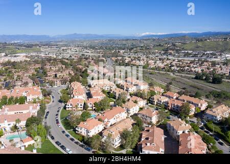 Vista aerea sopra il Canyon Country si estende su file di case a nord di Los Angeles a Santa Clarita, California Foto Stock