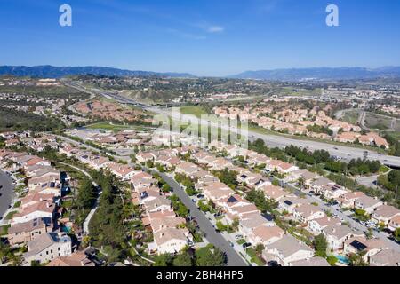 Vista aerea sopra il Canyon Country si estende su file di case a nord di Los Angeles a Santa Clarita, California Foto Stock