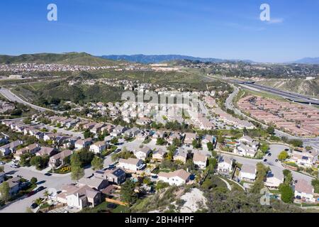 Vista aerea sopra il Canyon Country si estende su file di case a nord di Los Angeles a Santa Clarita, California Foto Stock